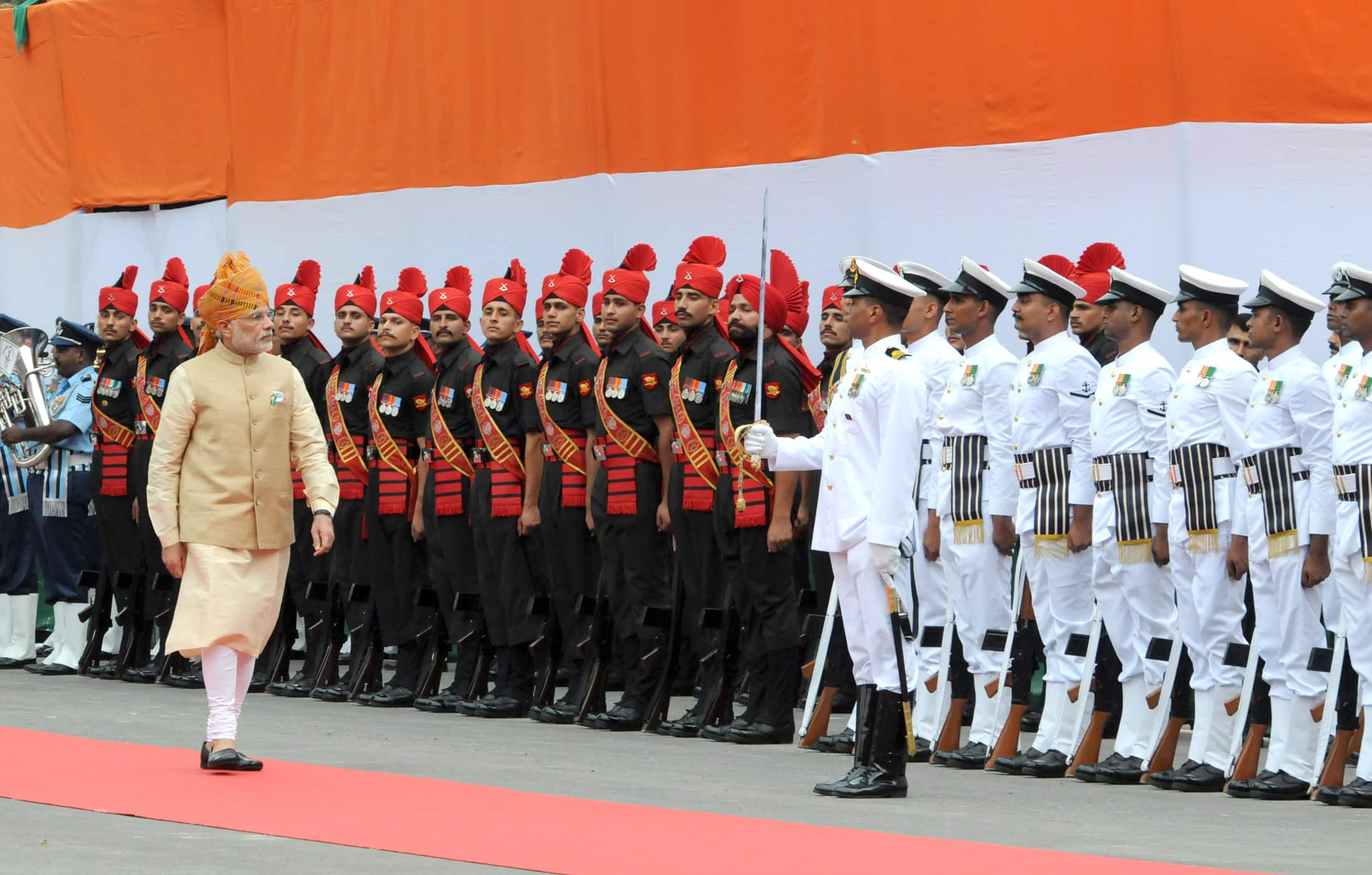 PM Modi  PM Narendra Modi Inspects The Guard Of Honour At Red Fort