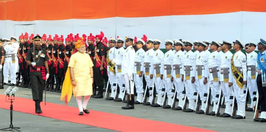 PM Narendra Modi inspecting the Guard of Honour at Red Fort on the occasion of 71st Independence Day