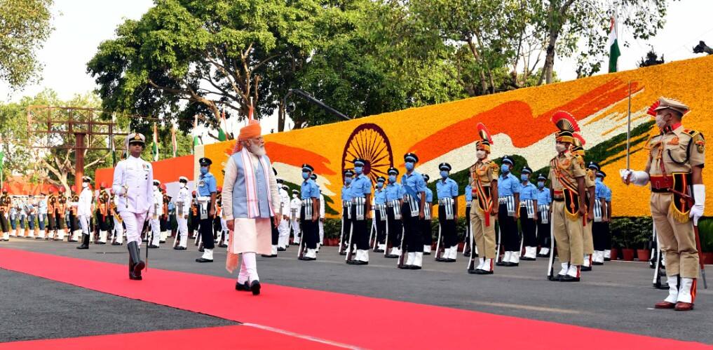 PM Narendra Modi inspecting the Guard of Honour at Red Fort on August 15, 2021