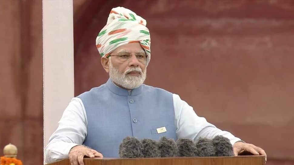 PM Narendra Modi goes old school, ditches teleprompter for Independence Day speech