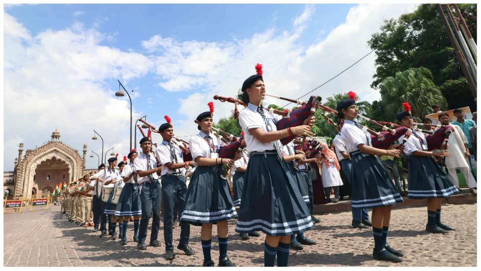 Mayor of Lucknow flags off Tiranga yatra for students