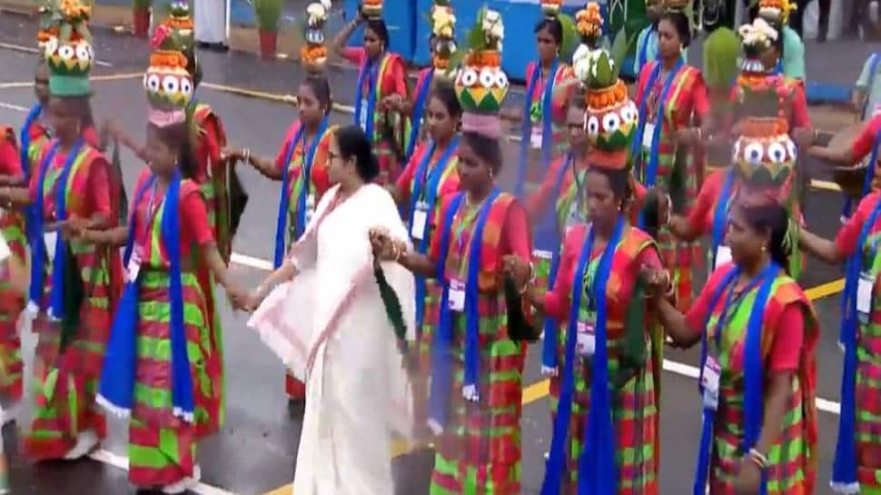 On Independence Day, Mamata Banerjee&#039;s special folk dance for you - WATCH