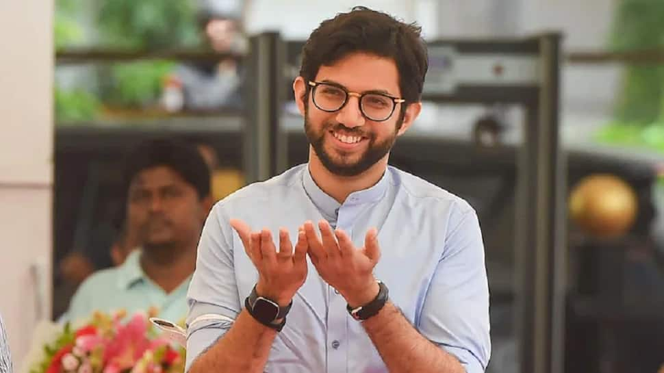 Maharashtra Politics: &#039;Ale Re Ale, Gaddar Ale&#039;, Aaditya Thackeray MOCKS Eknath Shinde camp MLAs outside assembly 