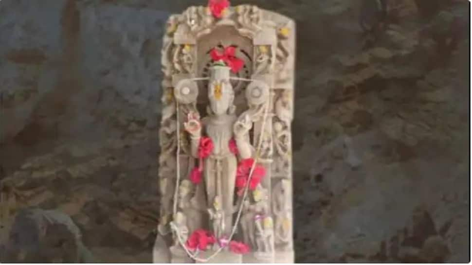 Ancient idol of LORD VISHNU found during excavation, huge crowd of devotees gather for DARSHAN