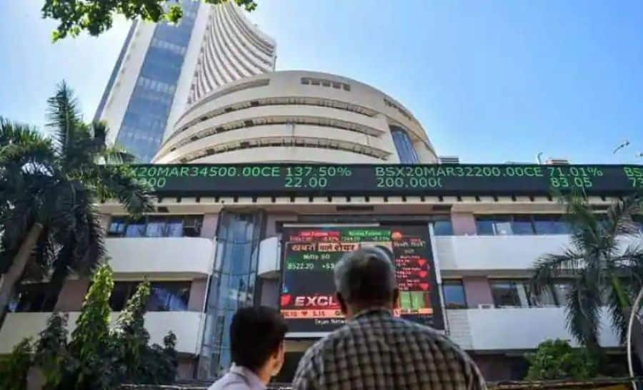 Indian shares fall over 1%, bank stocks witness major downfall