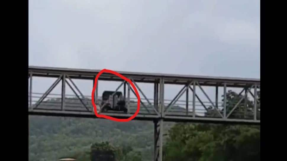 Mumbai Autorickshaw takes footover bridge to cross highway. Watch video here