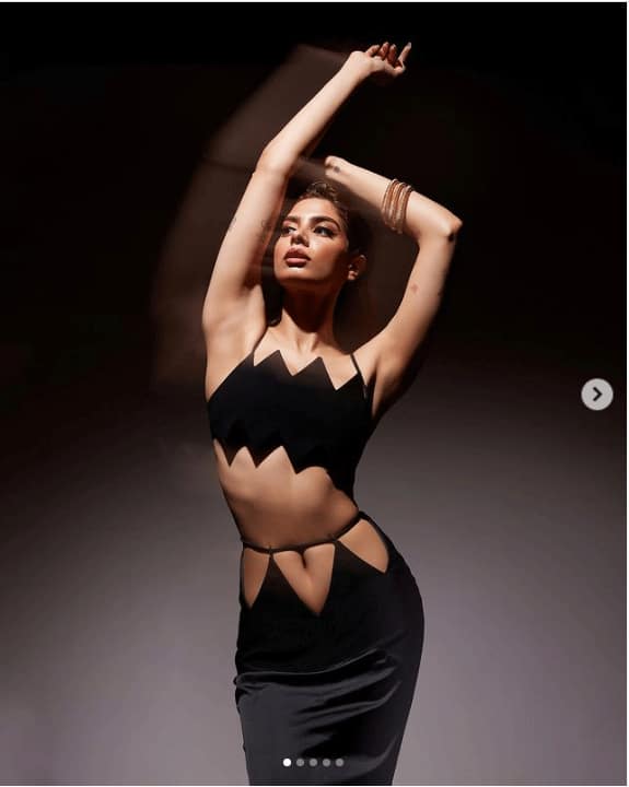 Shri Devi Sexy Video - HOT PICS: Sridevi's daughter Khushi Kapoor SIZZLES in black cut-out dress,  looks breathtaking in these photos | News | Zee News
