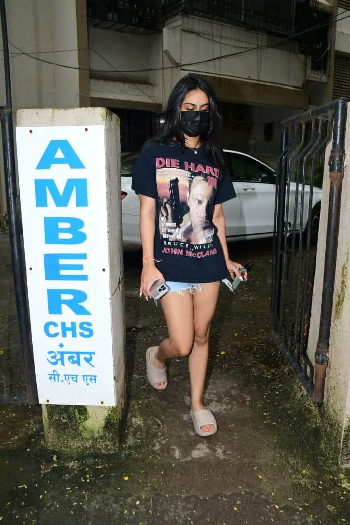 Kajol Mumbai Sex - Ajay Devgn-Kajol's daughter Nysa Devgn visits salon in Mumbai, gets papped:  PICS | News | Zee News
