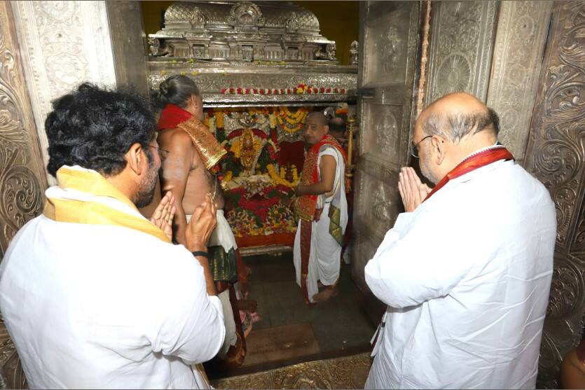 Amit Shah also offered prayers at Sri Ujjaini Mahakali Matha Devasthanam