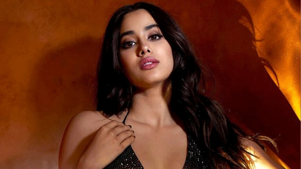 Janhvi Kapoor parties with rumoured BF Orhan Awatramani in Little Black Dress, looks UPSET as she leaves venue: VIDEO