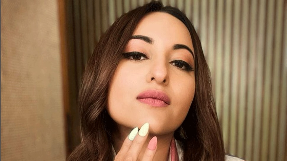 Indian Sonakshi Hot Xxx Videos - Sonakshi Sinha in UK shooting for brother Kussh's debut directorial |  People News | Zee News