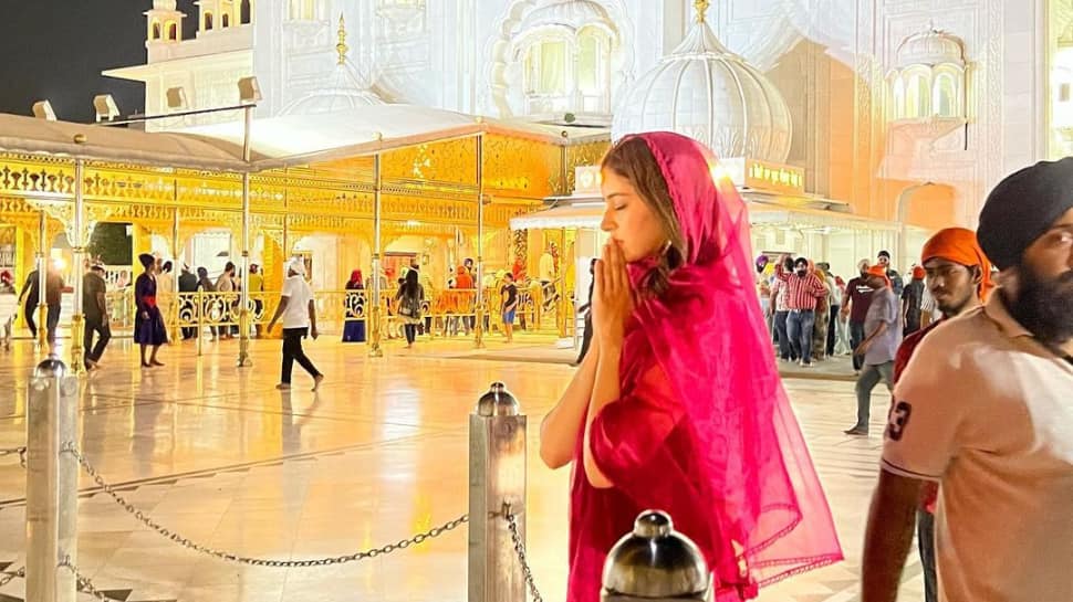 Ananya Panday seeks blessings at Delhi’s Gurudwara Bangla Sahib ahead of Liger release: PICS