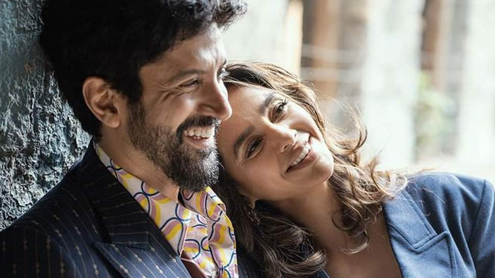 Farhan Akhtar&#039;s latest pic with wife Shibani Dandekar sparks pregnancy rumours, know why!