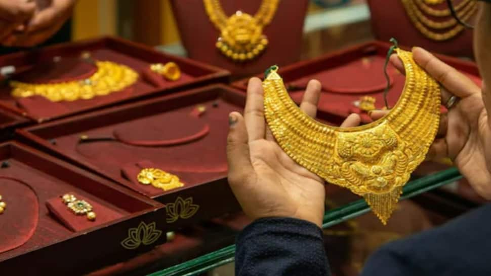 Gold price today 27 August 2022: Gold rates fall by Rs 420, yellow metal stands at Rs 52,140