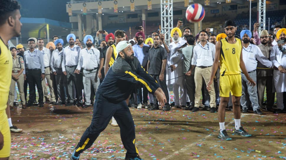 Bhagwant Mann inaugurates &#039;Khedan Watan Punjab Dian&#039; sports event, impresses youths with his volleyball skills 