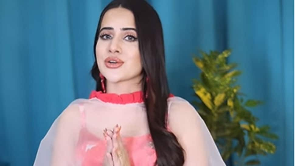 Urfi Javed sings Ganesh bhajan, netizens are SHOCKED at her &#039;traditional avatar&#039; - Watch