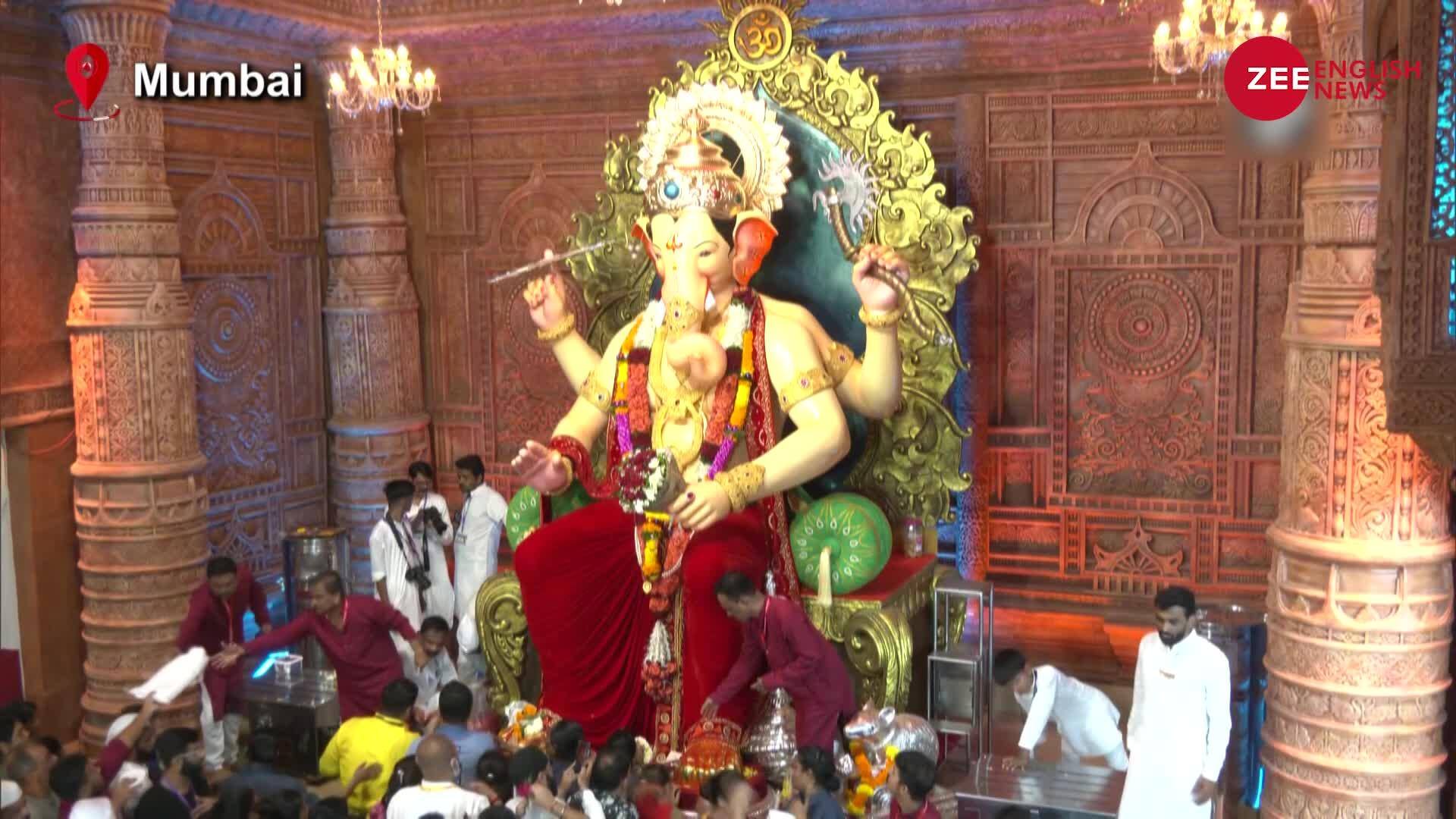 People offer prayers at Lalbaugcha Raja Pandal in Mumbai on Ganesh  Chaturthi | Zee News