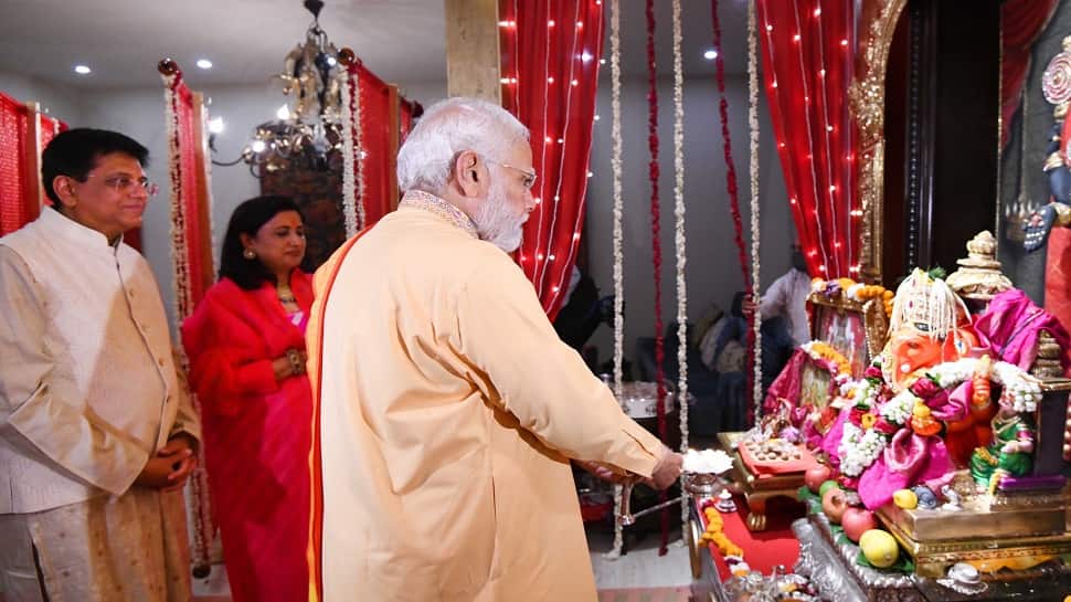 PM Narendra Modi performs &#039;AARTI&#039; at Piyush Goyal&#039;s house on Ganesh Chaturthi - PICS