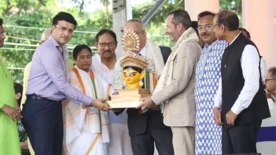 Sourav Ganguly sits next to Mamata Banerjee at Red Road function, says &#039;Durga Puja..&#039;