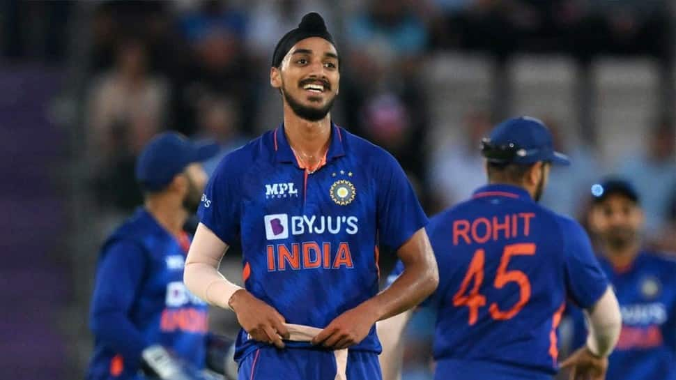 Young Team India pacer Arshdeep Singh dropped a crucial catch of Asif Ali in the 18th over of the Asia Cup 2022 Super 4 match against Pakistan. The drop proved costly for India as Asif Ali smashed 19 runs in the penultimate over of the chase. (Source: Twitter)