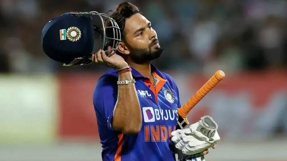 Rishabh Pant was picked over Dinesh Karthik as a finisher and wicketkeeper for the Super 4 match against Pakistan in Asia Cup 2022. Pant got out to a disappointing shot for just 14 and was seen in a heated argument with skipper Rohit Sharma are getting out. (Source: Twitter)