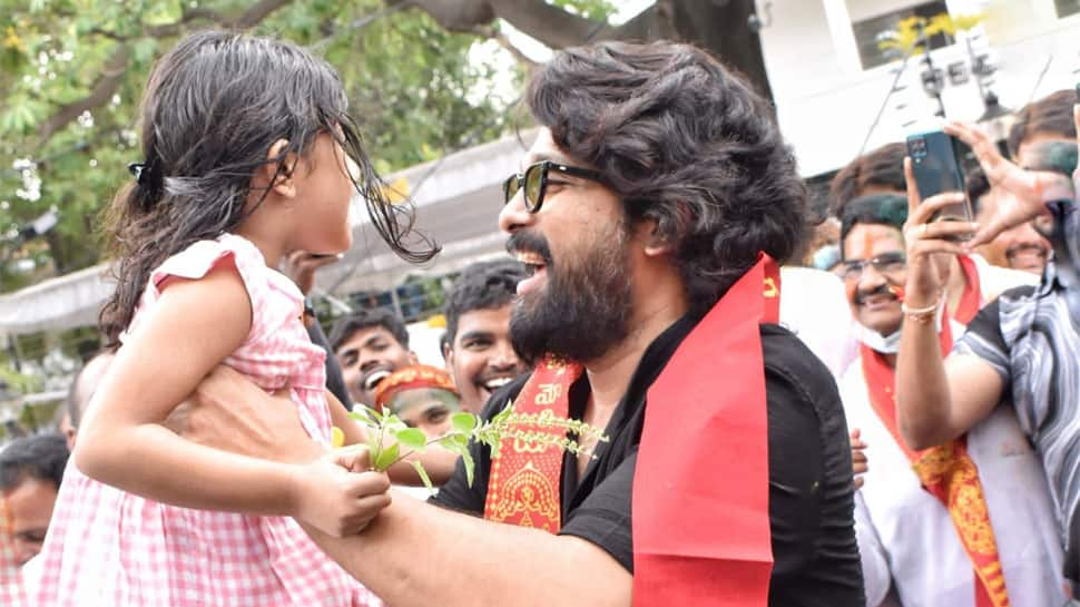 Allu Arjun and his daughter Arha bid goodbye to Bappa at Ganesh Visarjan amid huge crowd - Watch