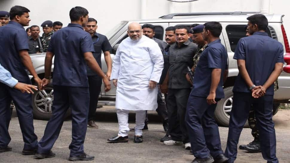 Big Lapse in SECURITY of Amit Shah during Mumbai visit, unknown person roams around Home Minister for HOURS