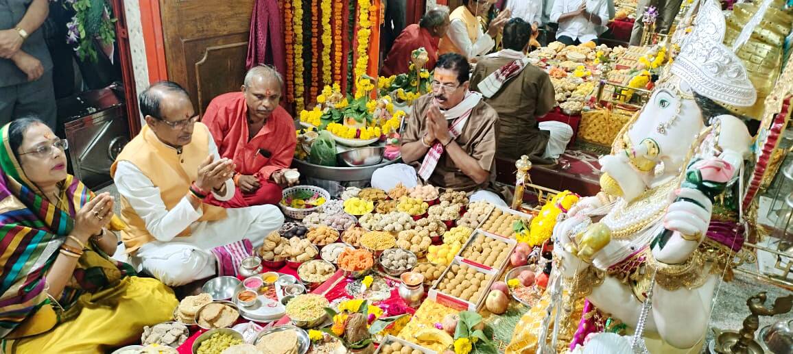 Shivraj Singh Chauhan praying Shivraj Singh Chauhan praying