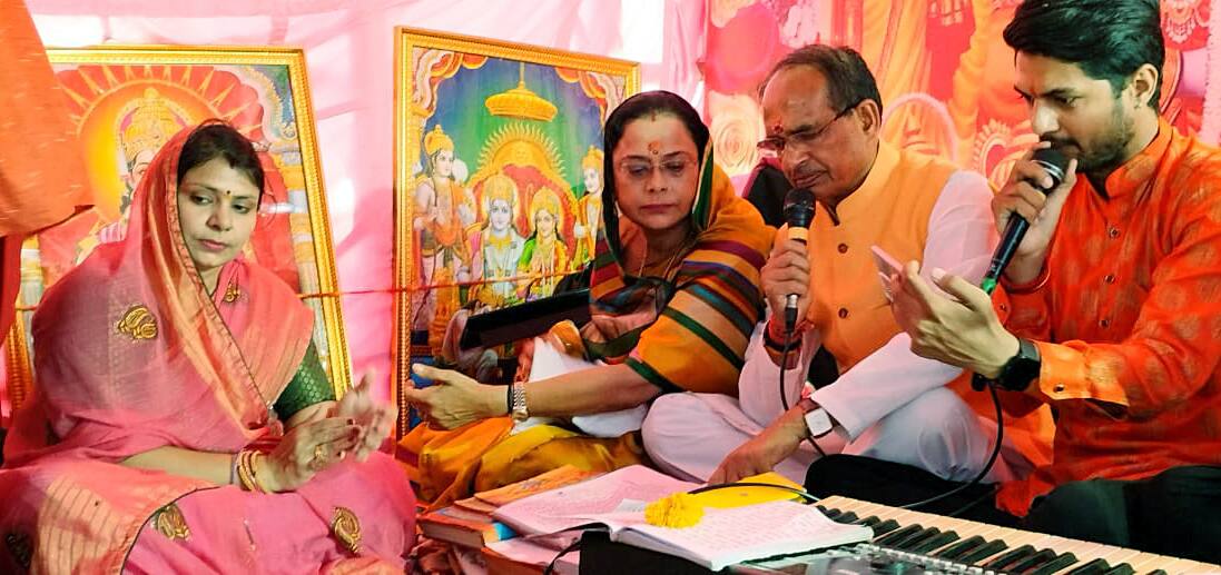 Shivraj Singh Chauhan praying Shivraj Singh Chauhan praying