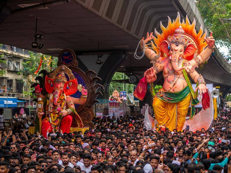 Badhir News: Devotees bid adieu to Bappa in Mumbai | Zee News