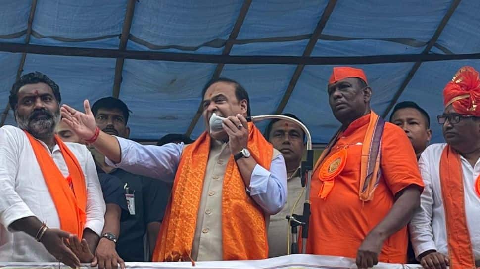 Watch: Man snatches Himanta Biswa Sarma's Mic during Hyderabad event, says 'won't tolerate derogatory remarks against...' - Vimarsana News
