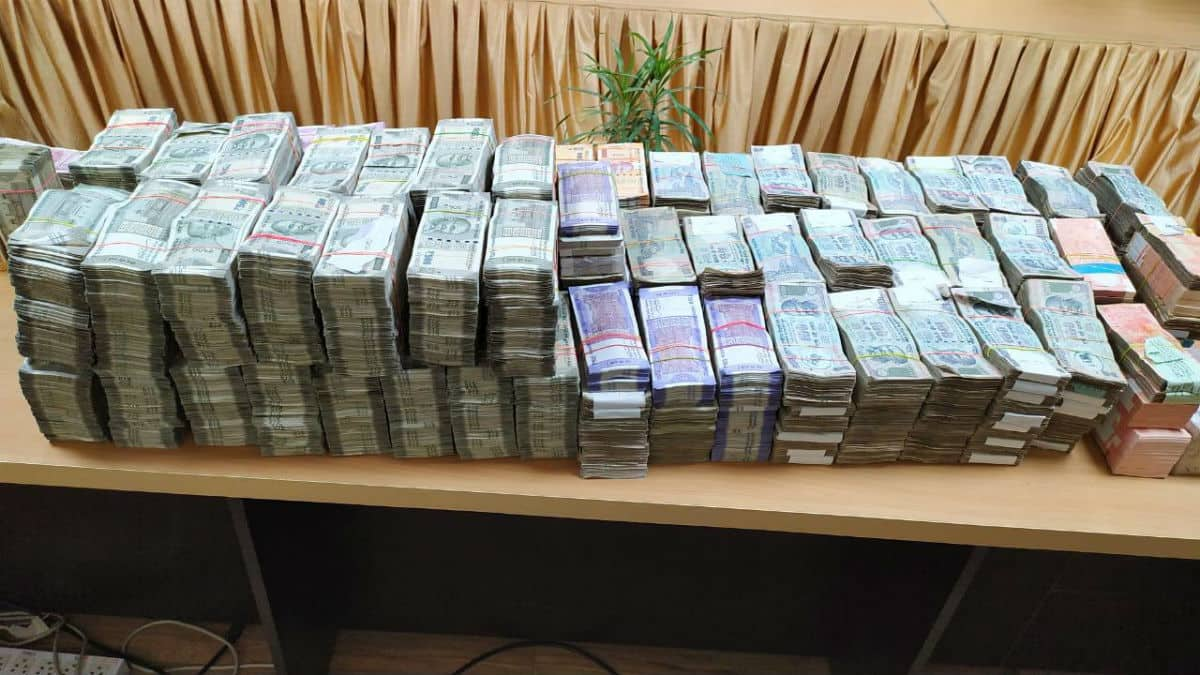 Badhir News : Huge cash recovered in ED raid in Kolkata | Zee News