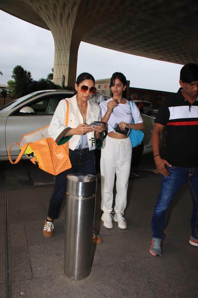 Suhana Khan spotted with mom Gauri Khan at airport