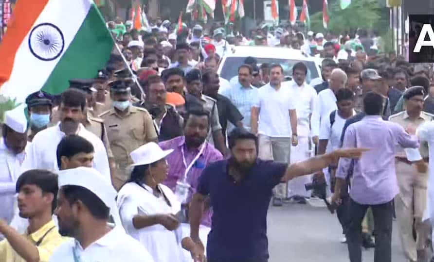 Rahul Gandhi along with senior party leaders, hundred of workers resume &#039;Bharat Jodo Yatra&#039; from Kollam in Kerala