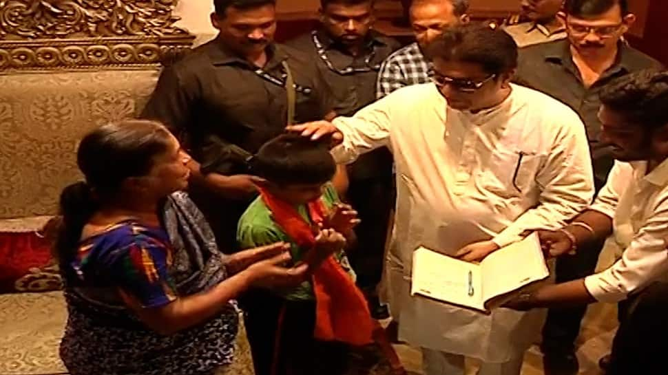 &#039;Little Fan&#039; surprises Raj Thackeray at Nagpur, MNS chief says, &quot;FIRST have your breakfast, THEN...&#039;