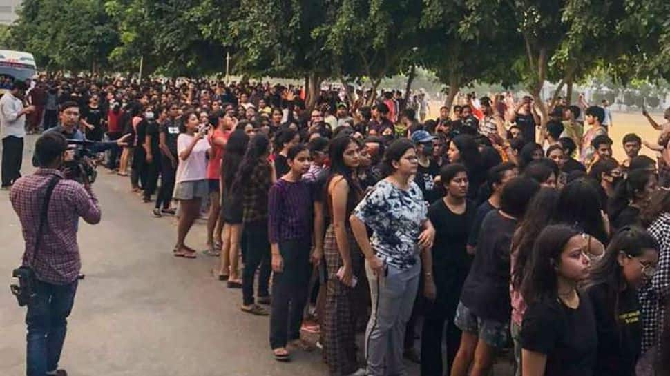 Chandigarh University hostel video leak case: Girl hosteller, two men held  amid heavy protests - Top points | India News | Zee News