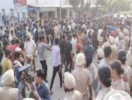 Janta Darbar : Thousands of students sit on dharna outside Chandigarh