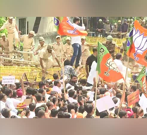 Badhir News: BJP protests against Gehlot government over death of cows due to lumpi virus | Zee News