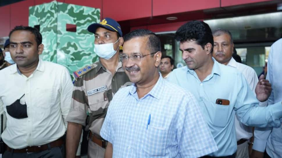 WATCH: Arvind Kejriwal greeted with &#039;Modi-Modi&#039; chants at Vadodara airport; he reacts