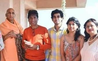 Raju Srivastava's family photo with Avdheshanand Giri