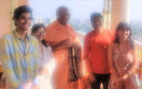 Raju Srivastava's family with Avdheshanand Giri