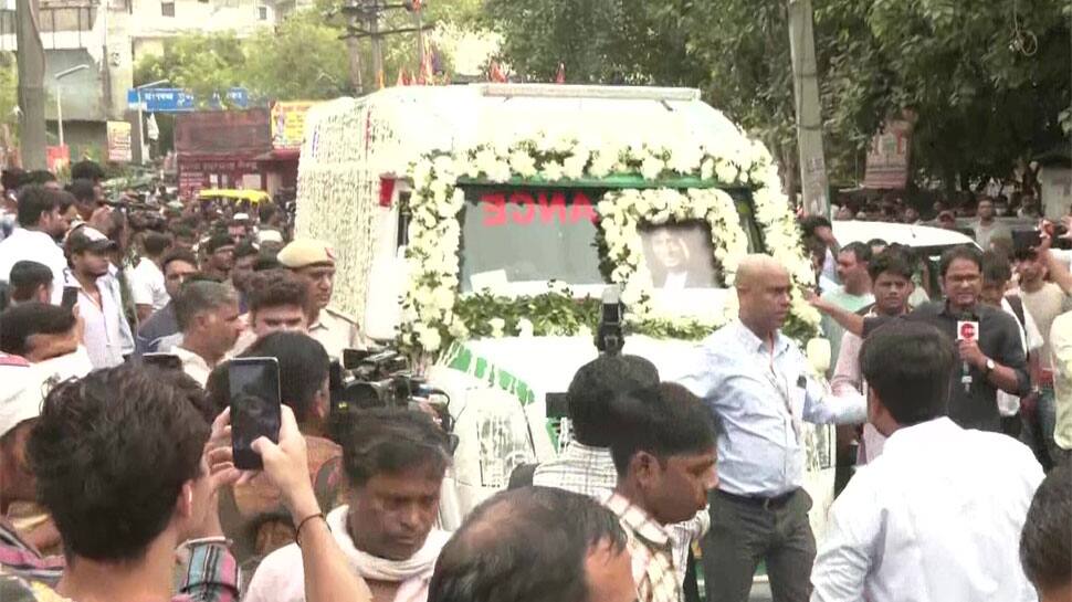 LIVE Raju Srivastava Death, Funeral & Last Rites latest updates: Sunil Pal,  Ahsaan Qureshi pay last respects | People News | Zee News
