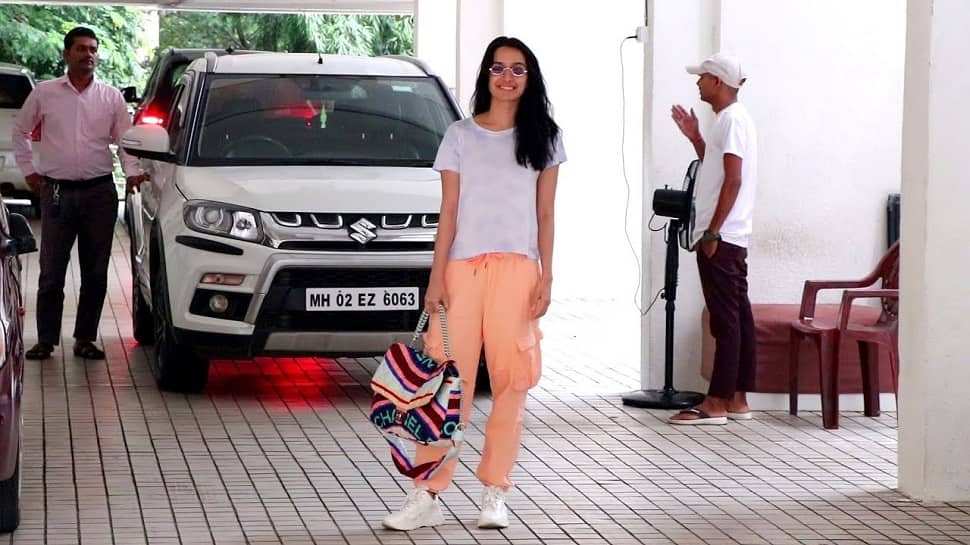 Actress Shraddha Kapoor seen riding a humble Maruti Suzuki Vitara Brezza – WATCH Video | Auto News