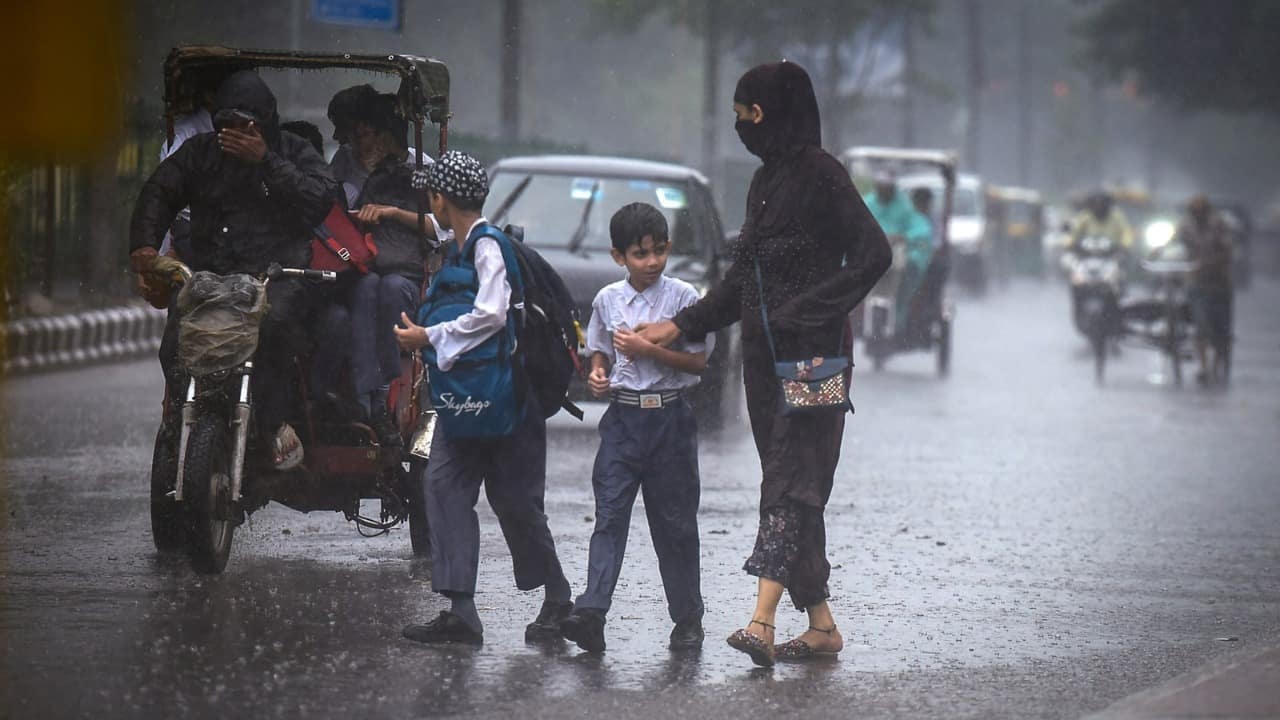 Heavy Rain In Delhi-NCR, Schools Are Closed Till 8th Class In Noida ...