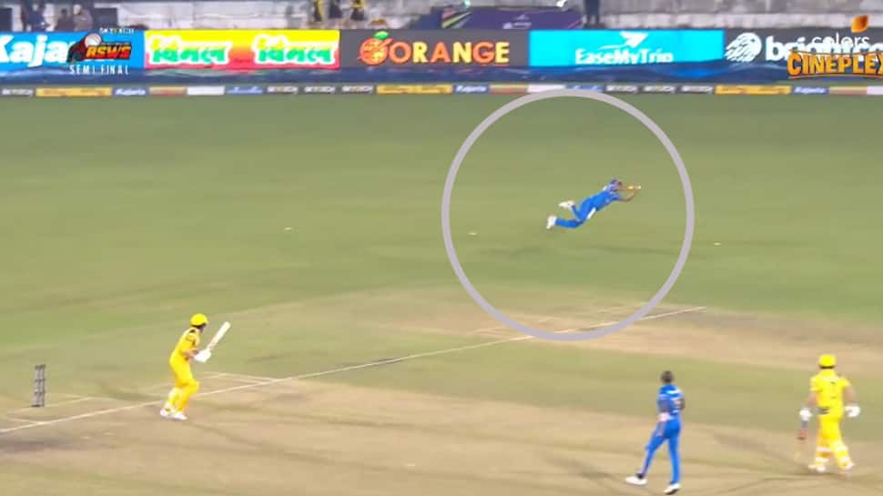 Suresh Raina takes a stunning catch during IND-L vs AUS-L match, fans can&#039;t keep calm - WATCH