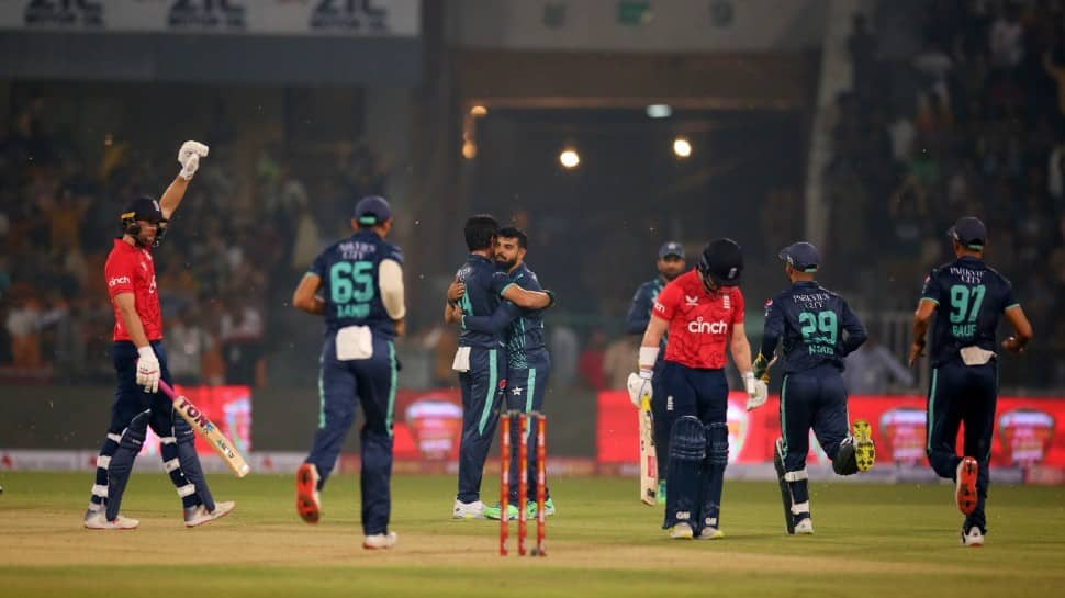 PAK vs ENG 5th T20: Debutant Aamer Jamal holds his nerves after Pakistan win THRILLER by 6 runs, WATCH