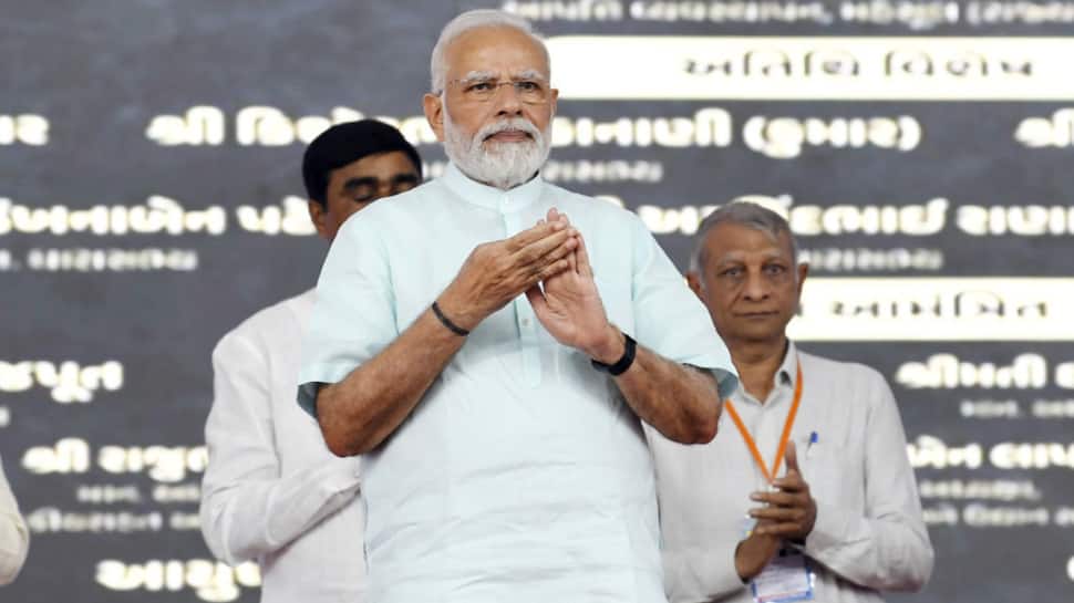 PM Modi inaugurates projects worth Rs 3,400 crores in Surat, calls it a &#039;Mini Hindustan&#039;