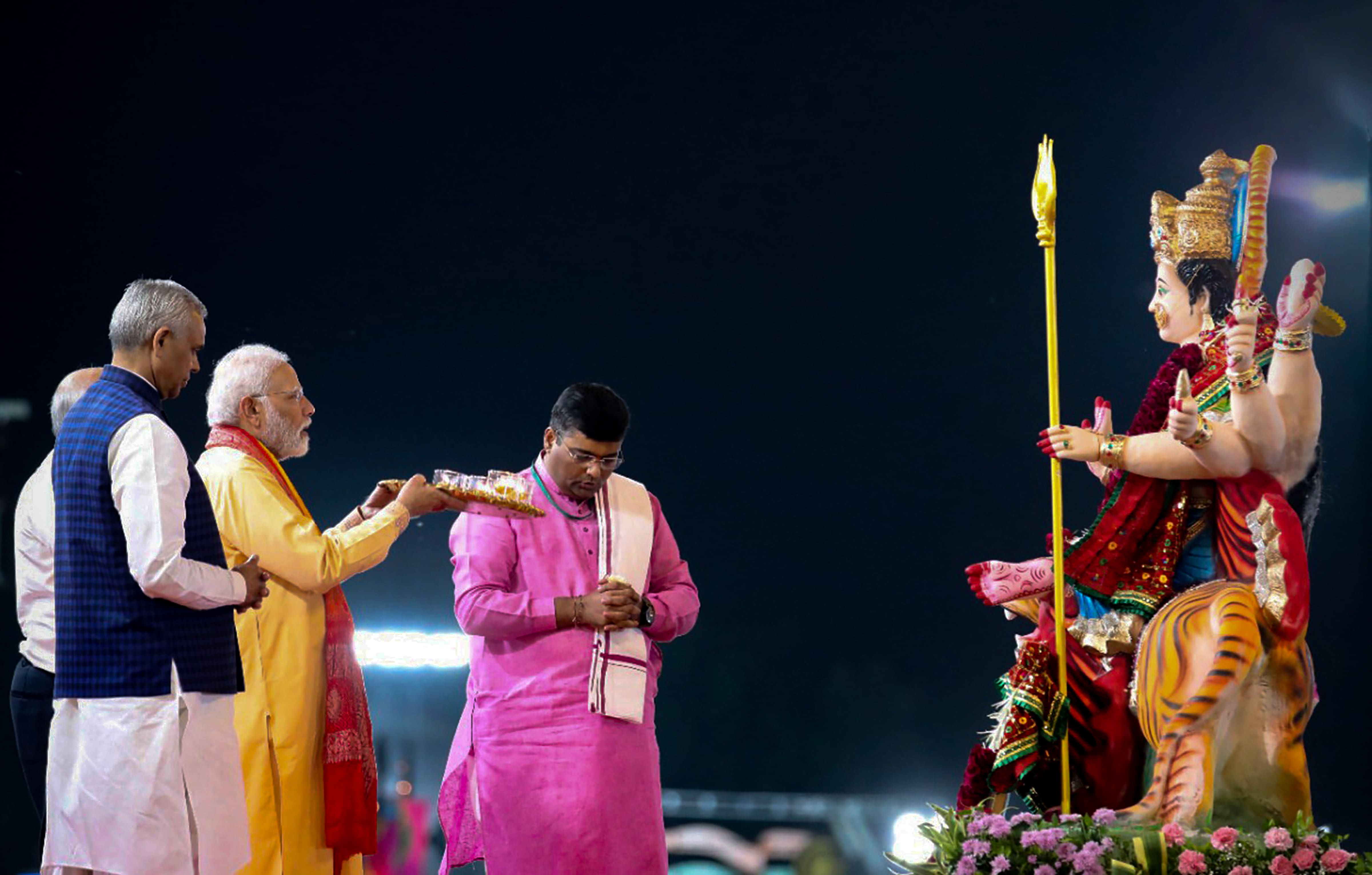 PM Modi performing arti