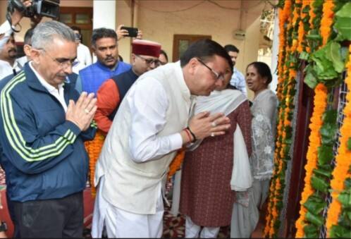 Uttarakhand CM Pushkar Singh Dhami paying tribute