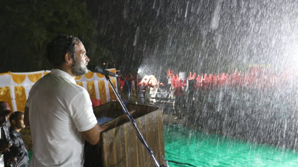 WATCH: Rahul continues addressing rally in Mysuru amid heavy rains, says &#039;Nothing can stop us&#039;